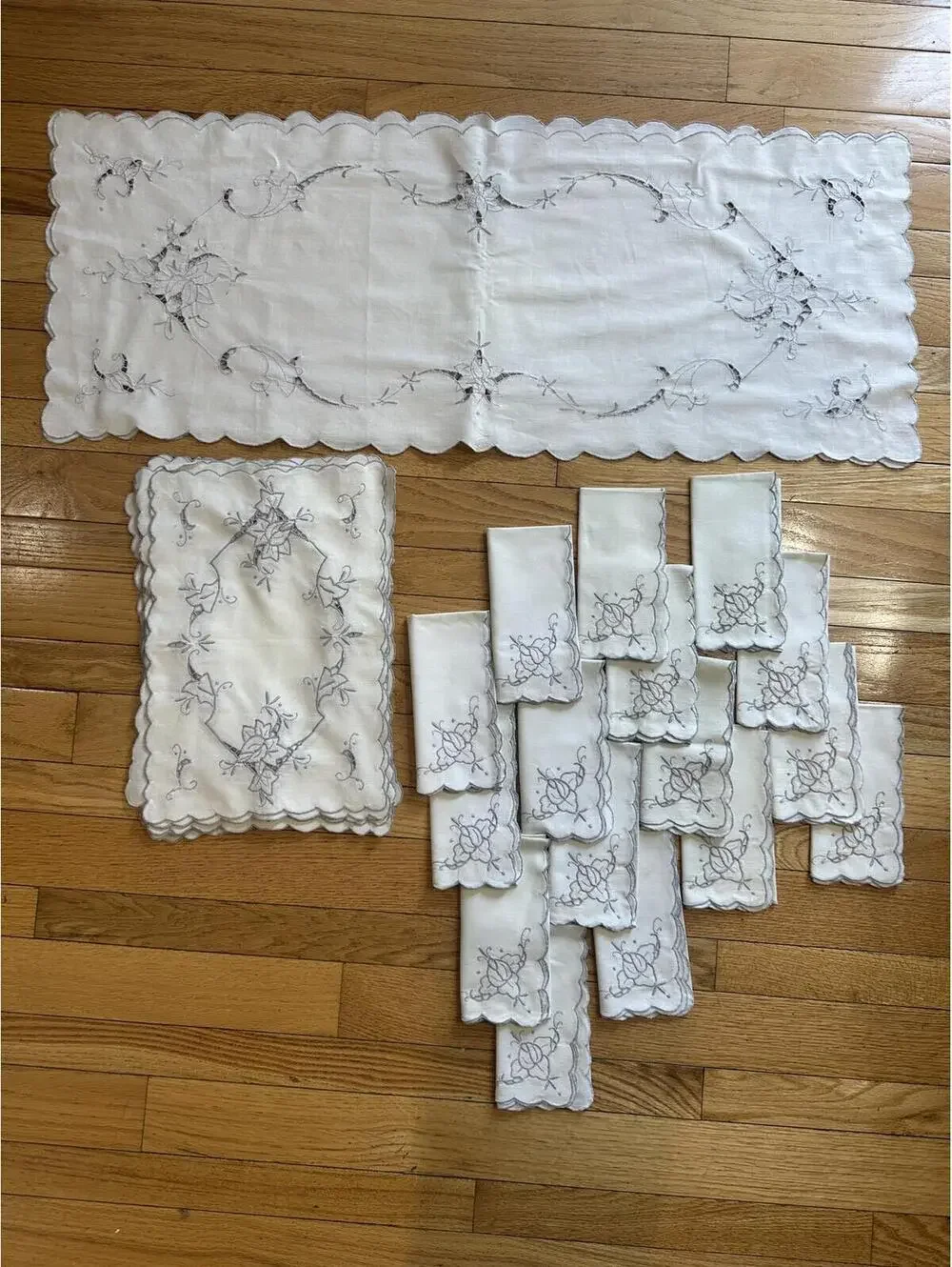 VTG Embroidered Linen Table Runner Placemats Napkins Set Cutwork Madeira Style